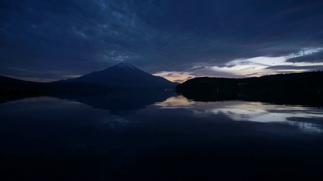 黄昏时富士山上的山中湖(延时)视频素材