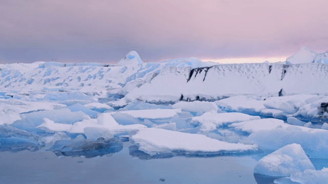 风景优美的冰山漂浮在宁静的海洋上，冰岛Jokulsarlon泻湖视频素材