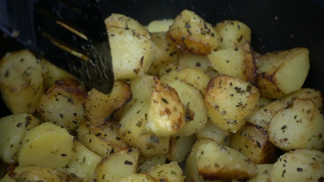 用慢动作煮土豆视频素材