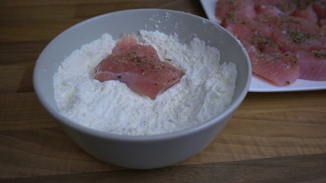 用超慢动作烹饪鸡块视频素材