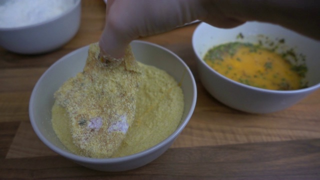 用超慢动作烹饪鸡块视频素材