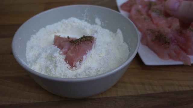 用超慢动作烹饪鸡块视频素材