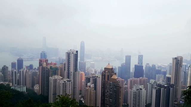 城市景观高角度的观点，拥挤的高楼大厦在香港山顶视频素材