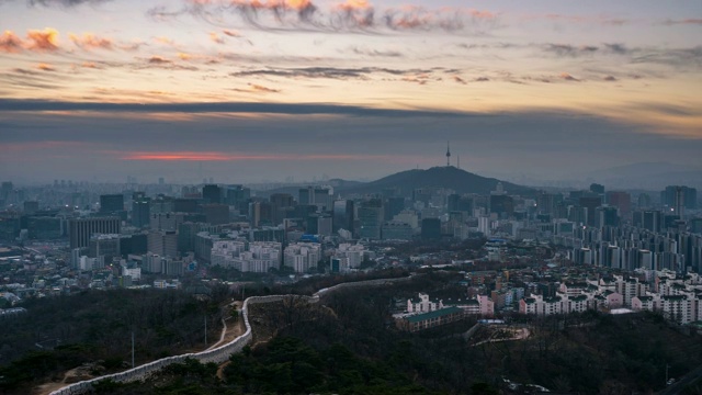 美丽的首尔日出，韩国望山城景。视频下载