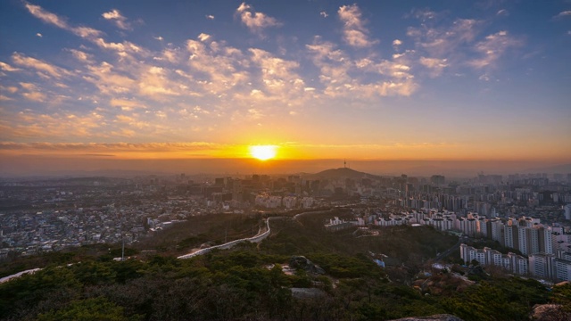 美丽的首尔日出，南望山城景视频下载