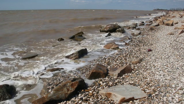 波涛汹涌的大海和多岩石的海岸视频素材