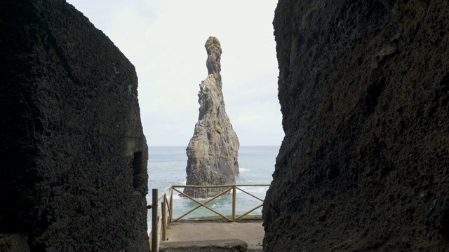 马德拉岛的一个洞穴之间的Ribeira da Janela岛视频素材