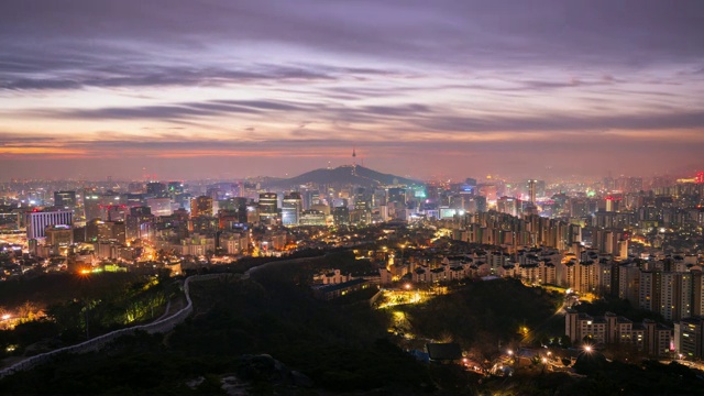 美丽的首尔日出，韩国望山城景。视频下载