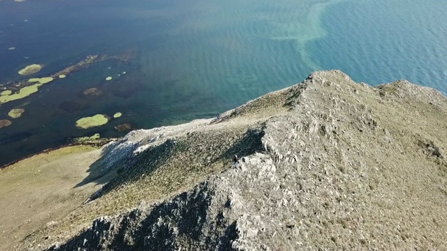 贝加尔湖。奥尔洪岛。航空摄影测量。夏季风景秀丽的湖雪原山。阳光明媚的一天。视频素材