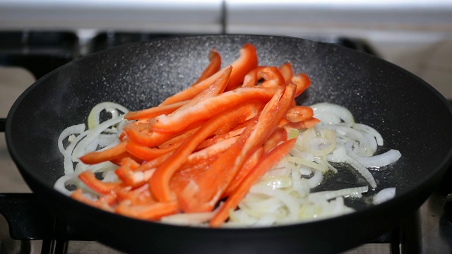 蔬菜在平底锅里煎。煎椒。视频素材