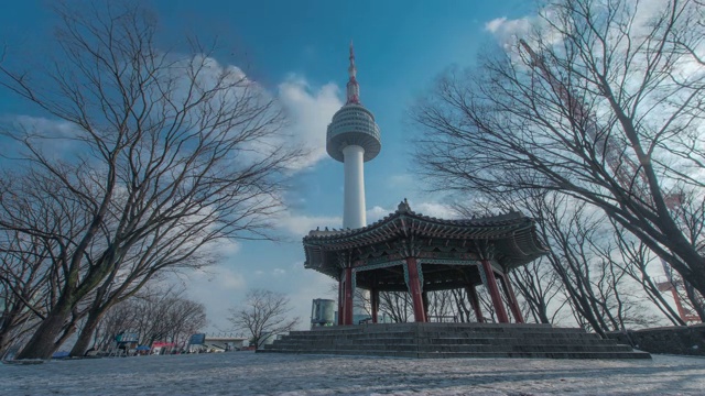 时光流逝，韩国首尔南山的n -首尔塔上的冬雪视频下载