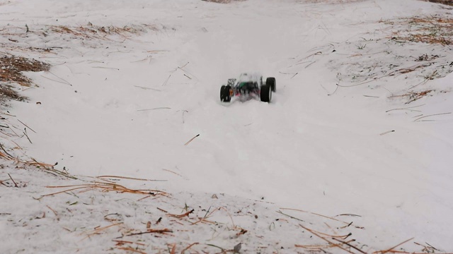 遥控快速拖车在雪道上漂移视频素材