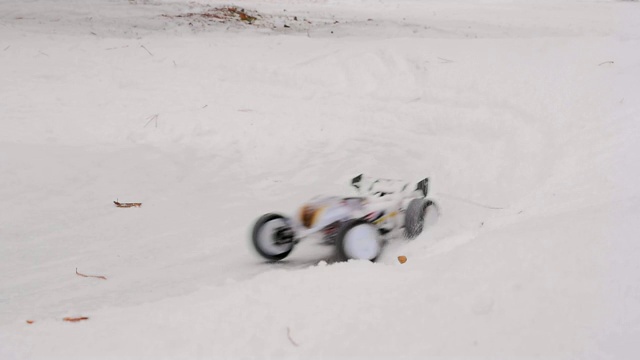 遥控快速拖车在雪道上漂移视频素材