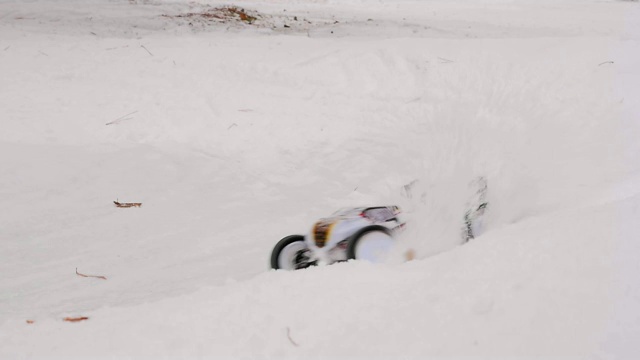 遥控快速拖车在雪道上漂移视频素材