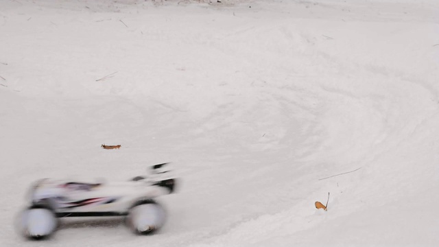 遥控快速拖车在雪道上漂移视频素材