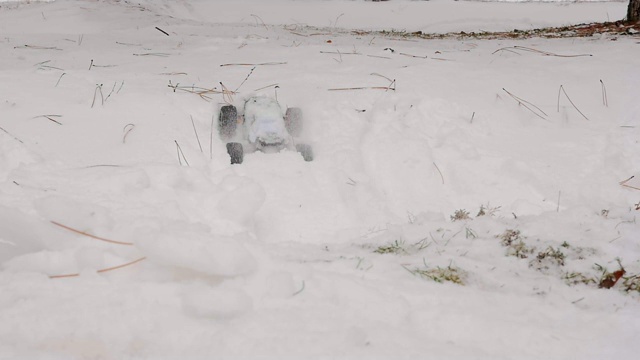 遥控快速拖车卡在雪道上视频素材