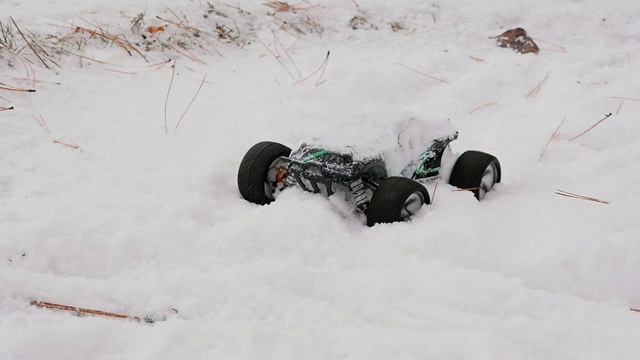 遥控快速拖车卡在雪道上视频素材