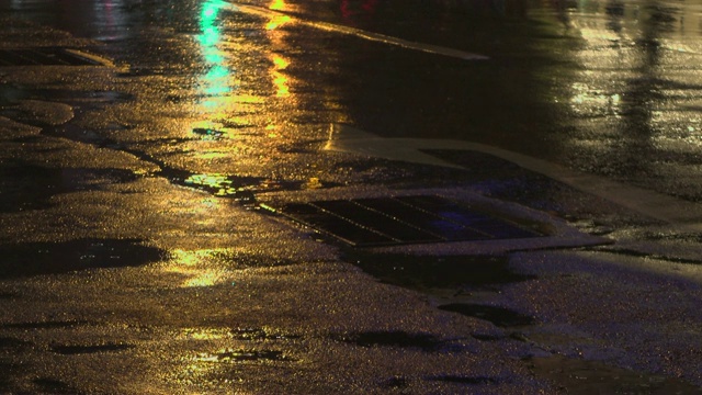 雨落与路上的反思视频素材