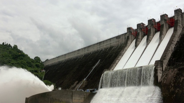 水从大坝视频素材