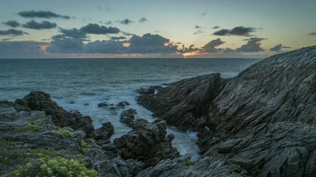 基伯隆的时光流逝，岩石海岸和法国布列塔尼的夏日日落视频素材