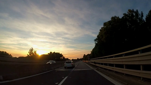 夕阳西下，在意大利托斯卡纳的风景优美的公路上开车视频素材