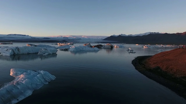 冰岛南部Jokulsarlon的日落，航拍视频素材