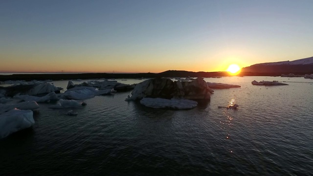 冰岛南部Jokulsarlon的日落，航拍视频素材