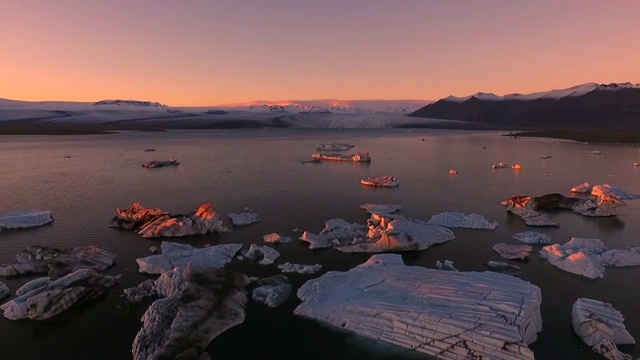 冰岛南部Jokulsarlon的日落，航拍视频素材