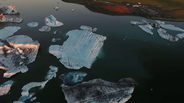 冰岛南部Jokulsarlon的日落，航拍视频素材