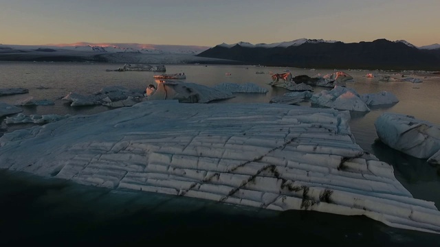 冰岛南部Jokulsarlon的日落，航拍视频素材