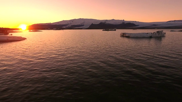 冰岛南部Jokulsarlon的日落，航拍视频素材