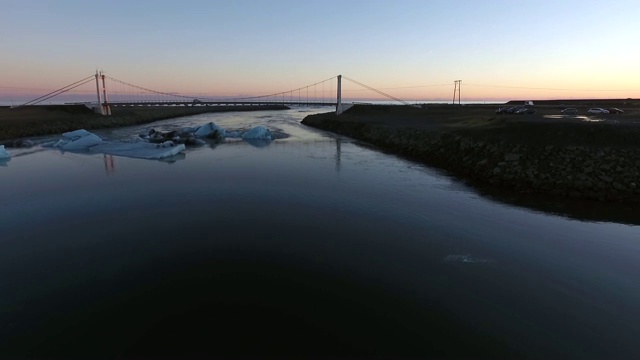 冰岛南部Jokulsarlon的日落，航拍视频素材