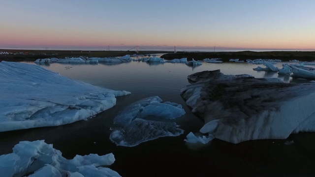 冰岛南部Jokulsarlon的日落，航拍视频素材