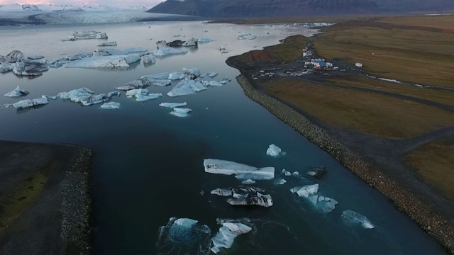 冰岛南部Jokulsarlon的日落，航拍视频素材