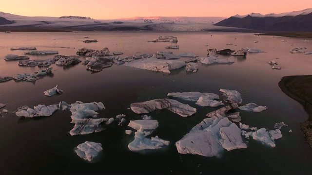 冰岛南部Jokulsarlon的日落，航拍视频素材