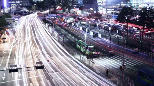 汉城中区汉城站巴士转乘中心的交通夜景视频素材