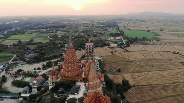 鸟瞰图Wat Tham Sua，老虎洞与干旱稻田在早上在泰国北碧府视频素材