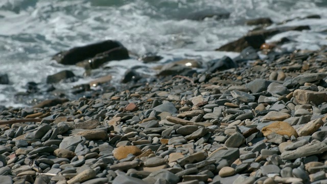 美丽的海浪在石滩上。视频素材