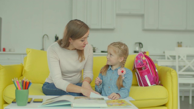 妈妈教一个女学生解数学题视频素材