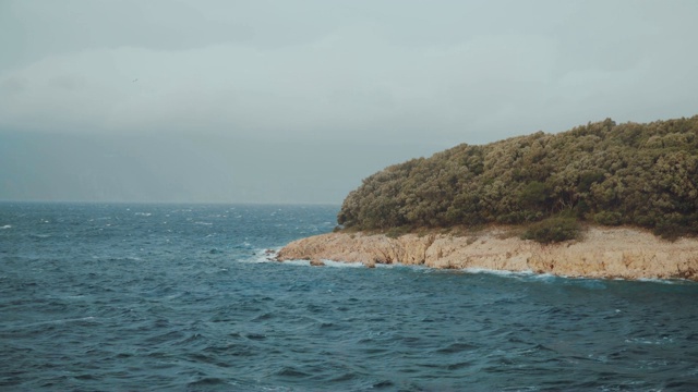 秋天的亚得里亚海。海浪正在席卷克罗地亚岛的海岸。多风的天气。从渡船上射下来的。视频素材