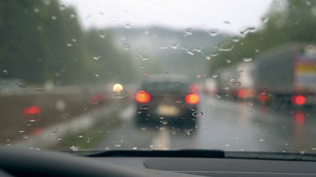 MS挡风玻璃刮水器清除堵在路上的汽车上的雨水视频素材