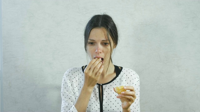 女孩脸上酸溜溜的表情。褐发女人吃着酸橙和肉。视频素材