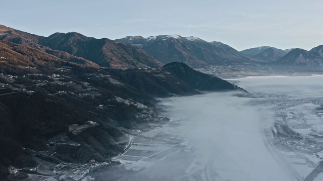 4K -山谷在日出与低云的山脉视频素材