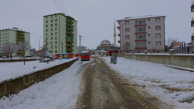 道路上有雪，城市和雪池，冬天城市和雪，视频素材