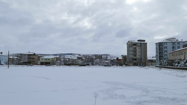 道路上有雪，城市和雪池，冬天城市和雪，视频素材