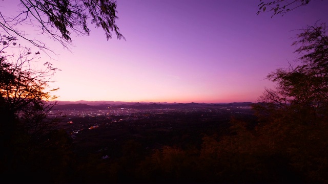 4K时间的美丽日落在Phu Bo Bit山，Loei，泰国视频素材