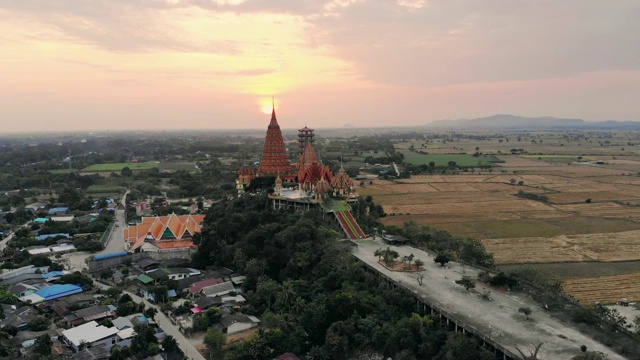 鸟瞰图Wat Tham Sua，老虎洞与干旱稻田在早上在泰国北碧府视频素材