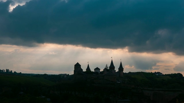 中世纪城堡Kamianets-Podilskyi上空移动云的时间间隔视频素材