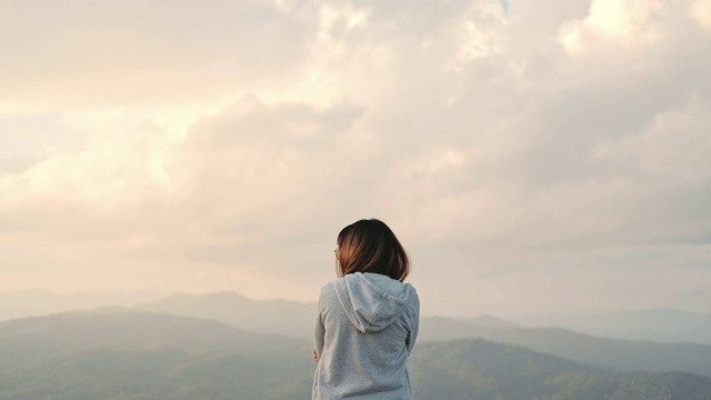 年轻女子在山顶放松和自由视频素材