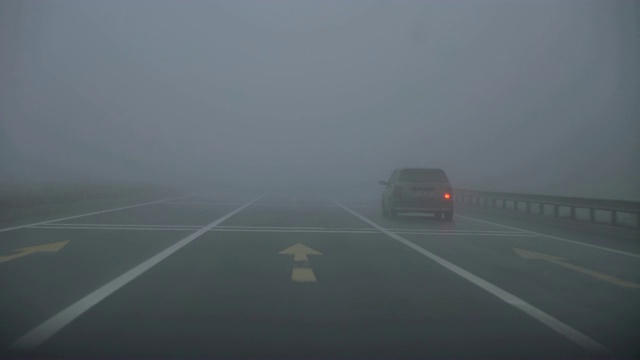 雾蒙蒙的道路视频素材